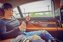 Thói quen rửa chân bằng rượu quý hé lộ cuộc sống xa hoa của Nathan Lee