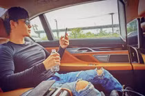 Thói quen rửa chân bằng rượu quý hé lộ cuộc sống xa hoa của Nathan Lee