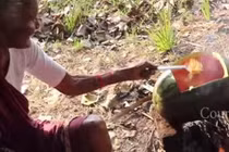 Video: Cụ bà 106 tuổi nấu trứng trong quả dưa hấu "siêu bá đạo"