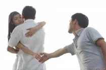 Hàng xóm ga lăng với chiêu "sói gửi chân" khiến vợ tôi đổ nhào