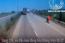 Video: Xe đầu kéo thiếu quan sát, đâm ô tô con xoay 180 độ