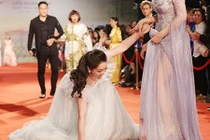 Nhật Kim Anh chính thức lên tiếng về sự cố vấp ngã trên thảm đỏ