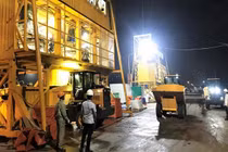 Cận cảnh đổ mẻ bêtông siêu tính năng đầu tiên cầu Thăng Long