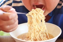 Chàng trai bị ung thư đường ruột do ăn nhiều 4 loại đồ ăn này