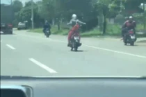 Video: “Nữ quái” phóng xe máy buông tay gây kinh hãi ở Bình Dương