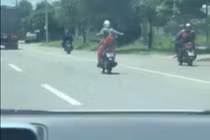 Video: “Nữ quái” phóng xe máy buông tay gây kinh hãi ở Bình Dương