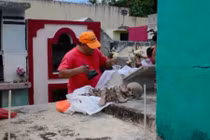 Rùng mình lễ rửa xương người chết ở Mexico