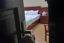 Đi đánh ghen, vợ trẻ giật mình trước nhân tình của chồng