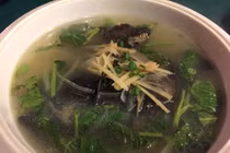 Phóng viên người Nhật khóc thét khi ăn thử súp dơi nấu với hoa quả