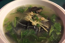 Phóng viên người Nhật khóc thét khi ăn thử súp dơi nấu với hoa quả