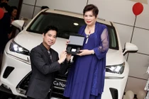 Ngọc Sơn quỳ gối tạ ơn mẹ khi nhận được xế sang dịp sinh nhật