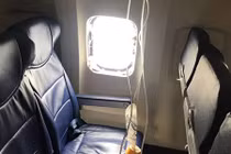 Vì sao hành khách bị hút ra ngoài trong vụ tai nạn máy bay chở 149 người?