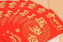 Bé trai 10 tuổi thắng kiện cha, đòi lại được tiền lì xì