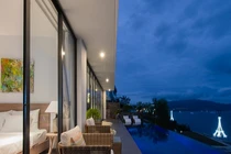 Căn biệt thự với bể bơi vô cực hướng biển tại Nha Trang