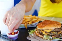 Video: Mắc ung thư vì thức ăn nhanh, cô gái tưởng đầy hơi