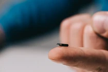 Kinh ngạc "hộ chiếu vaccine" siêu nhỏ, có thể cấy dưới da