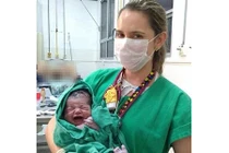 Nữ y tá để lộ cảnh sản phụ nằm "tơ hơ" trên bàn đẻ