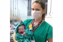 Nữ y tá để lộ cảnh sản phụ nằm "tơ hơ" trên bàn đẻ