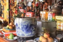 Cuối năm bàn thờ xuất hiện dấu hiệu này cuộc sống khó an yên