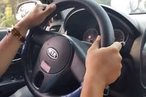 Vợ ngã quỵ phát hiện dấu chồng và bạn thân ngoại tình trên ô tô