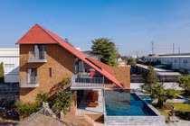 Biệt thự hiện đại 3 tầng có mái gấp độc đáo ở vùng ven Sài Gòn