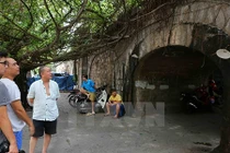 Cuộc sống tại những vòm cầu trăm năm tuổi trên phố Phùng Hưng