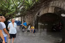 Cuộc sống tại những vòm cầu trăm năm tuổi trên phố Phùng Hưng