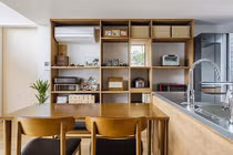 Ngắm nhìn ngôi nhà lợp mái gỗ đẹp như mơ