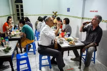 Quán bún chả 'Obama' bị tố để khách chờ lâu mà không dọn món ăn