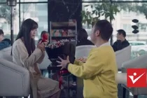 Video hài: Hôn trộm khi đưa bạn gái đi cổ vũ và cái kết