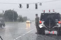 Người lính dầm mưa, nghiêm chào đoàn xe tang gây "bão mạng"