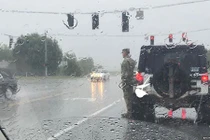 Người lính dầm mưa, nghiêm chào đoàn xe tang gây "bão mạng"