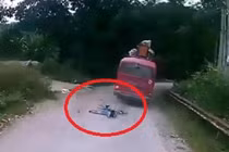 Video: Bị ô tô khách cán qua người, cậu bé thoát chết thần kỳ