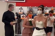 Mặc váy cưới xông vào công ty người yêu đòi cưới