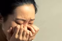 Chị dâu tôi bê vào cho mẹ mâm cơm nhìn đã không muốn ăn