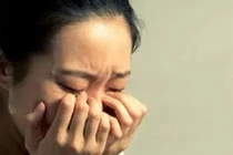 Chị dâu tôi bê vào cho mẹ mâm cơm nhìn đã không muốn ăn