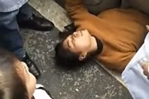 Chồng bị cảnh sát giao thông bắt giữ, người phụ nữ lăn ra đất ăn vạ