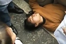 Chồng bị cảnh sát giao thông bắt giữ, người phụ nữ lăn ra đất ăn vạ