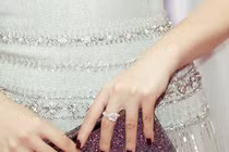 Á Hậu Tú Anh tỏa sáng rực rỡ nhờ vật không ngờ đến