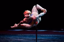 Chàng trai vô địch múa cột thế giới là ai? 