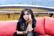 Diva Thanh Lam bị chê dùng phụ kiện kém sang