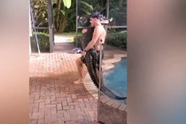 Video: Người đàn ông tay không vật lộn với cá sấu trong hồ bơi