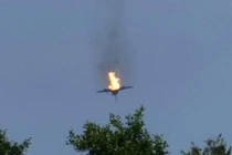 Video: Người dân sững sờ nhìn chiến đấu cơ Đức bốc cháy giữa trời