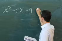 Giáo viên quan hệ bất chính với học sinh, 20 năm sau mới bị bắt