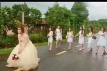 Video: Khi lũ bạn cưới hết rồi mà bạn lại chưa muốn lấy chồng