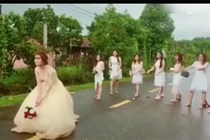Video: Khi lũ bạn cưới hết rồi mà bạn lại chưa muốn lấy chồng