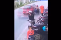 Video: Dừng xe giữa đường, cô gái bị ô tô tông bay người
