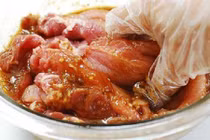 Khi ướp thịt lợn cho thêm thứ này vào ăn ngon hơn hẳn