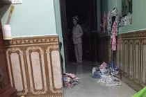 Đang ru con, chồng giật mình khi thấy người lạ đi ra từ nhà tắm