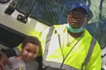 Cậu bé bị ném lên xe rác và suýt mất mạng